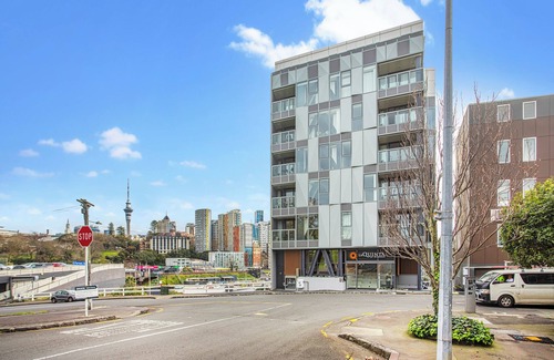 Parnell Apartment | Modern Parnell Retreat | Large Balcony Views, Parking & Gym