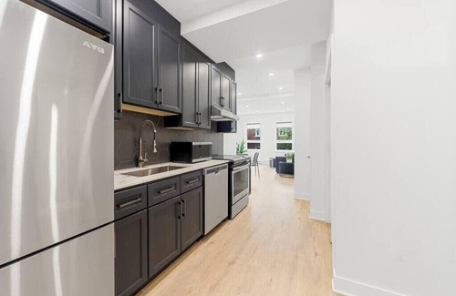 Cote-Des-Neiges—Notre-Dame-De-Grace Apartment | Modern & peaceful 1 bed suite,sleep 4,All included