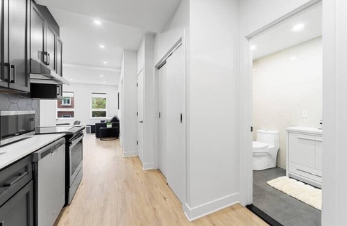 Cote-Des-Neiges—Notre-Dame-De-Grace Apartment | Modern & peaceful 1 bed suite,sleep 4,All included