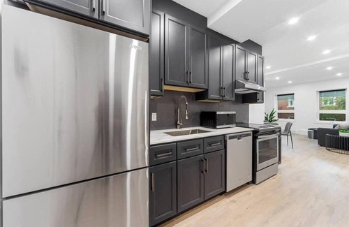 Cote-Des-Neiges—Notre-Dame-De-Grace Apartment | Modern & peaceful 1 bed suite,sleep 4,All included