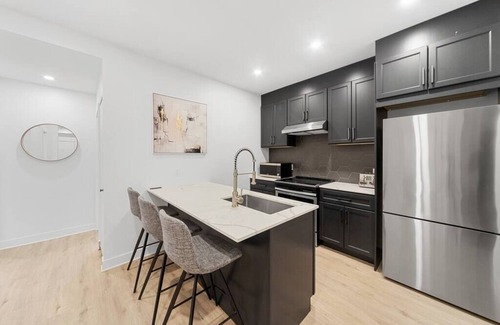 Cote-Des-Neiges—Notre-Dame-De-Grace Condo | modern & peaceful 2 bed condo, sleep 6,