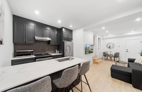 Cote-Des-Neiges—Notre-Dame-De-Grace Condo | modern & peaceful 2 bed condo, sleep 6,