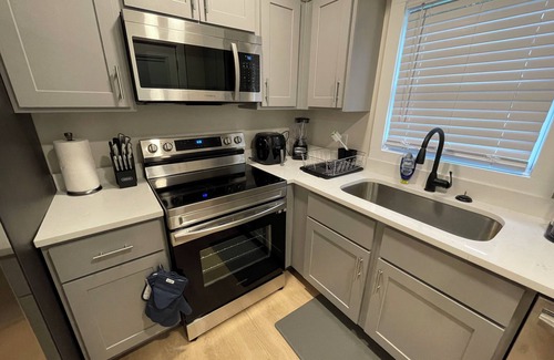 Raleigh House | Modern, Peaceful& Modern Home Near Downtown Raleigh & Shopping Centers!