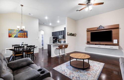 West San Antonio Apartment | Modern Pet-Friendly Duplex Near River Walk Duplex