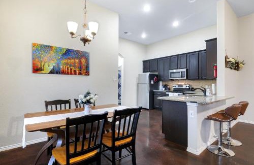 West San Antonio Apartment | Modern Pet-Friendly Duplex Near River Walk Duplex