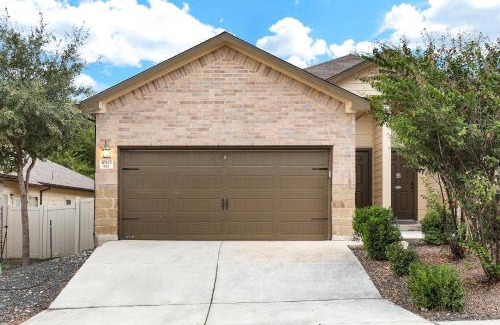 West San Antonio Apartment | Modern Pet-Friendly Duplex Near River Walk Duplex