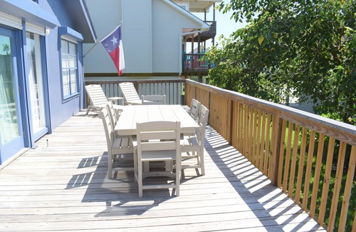 Pirates Beach House | Modern Pirates' Beach Bungalow - 5 Minute Walk to Beach