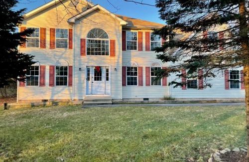 Albrightsville Ski Chalet | Modern Poconos home, game room, pool, waterparks