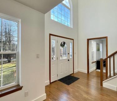 Albrightsville Ski Chalet | Modern Poconos home, game room, pool, waterparks
