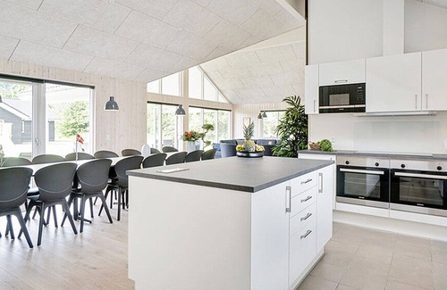 Grenaa House | Modern pool house with great equipment, WiFi, oven and large kitchen