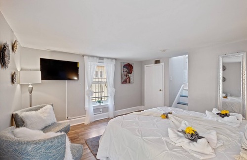 Gayborhood Apartment | Modern Posh Upenn/Drexel Univ Studio