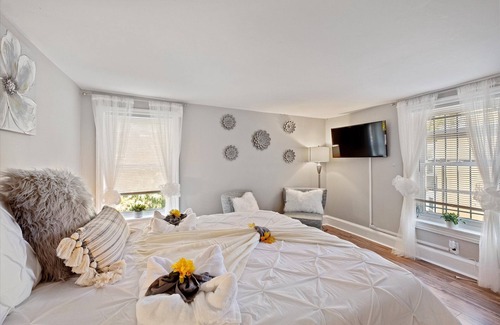 Gayborhood Apartment | Modern Posh Upenn/Drexel Univ Studio