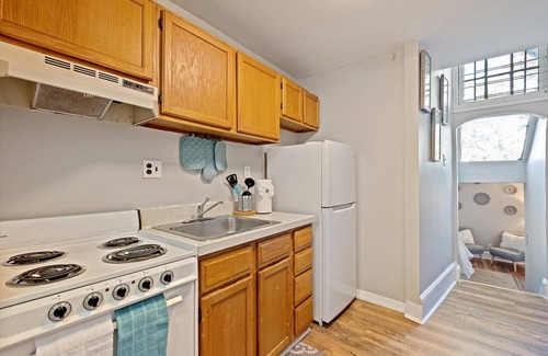 Gayborhood Apartment | Modern Posh Upenn/Drexel Univ Studio