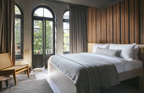 Lower State House | Modern Premium Room, Overlooking State Street!
