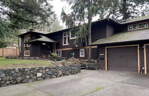 Saanich East House | Modern & Private 2BR Suite