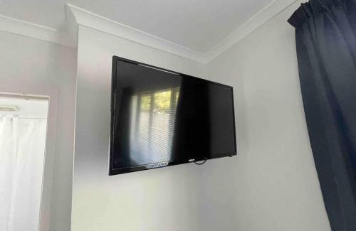 Hamilton Apartment | Modern Private Apartment with AC and free parking