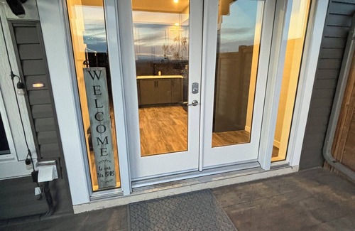 Southeast Calgary House | Modern, private & cozy 1 BR walkout suite in Seton