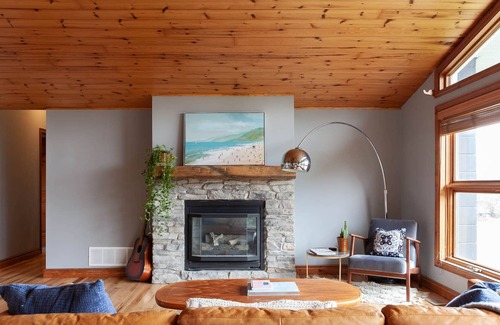 Clearview Ski Chalet | Modern Private Family-Friendly Chalet Near Walking Trails - Monthly Available