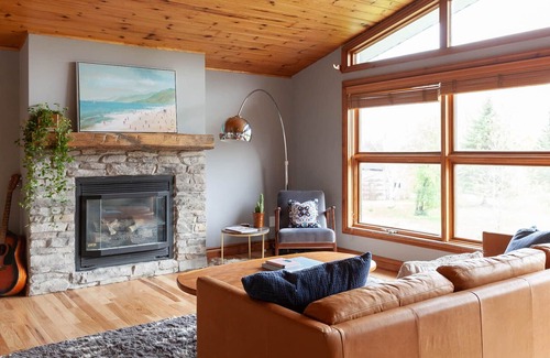 Clearview Ski Chalet | Modern Private Family-Friendly Chalet Near Walking Trails - Monthly Available