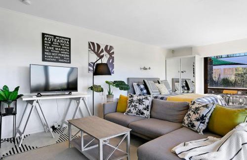 Taupo Apartment | Modern Private Retreat With Balcony and Lake Views