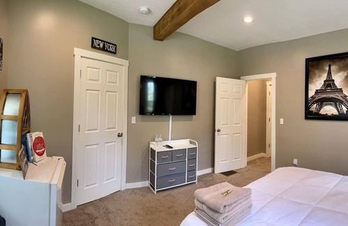 Accident House | Modern Private Room near Deep Creek Lake