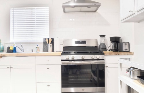 Tulare House | Modern & Private Tulare Getaway Near the Outlets!