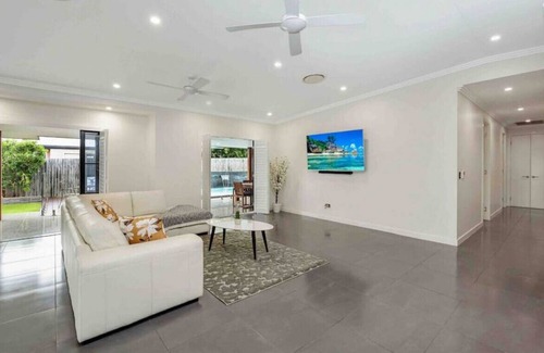 Annandale House | Modern quality with huge pool & golf green!