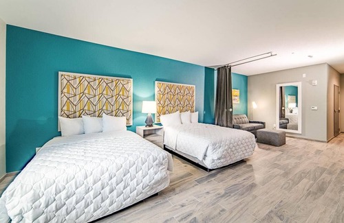 Everglades City Hotel | Modern Queen ADA Hotel Suite