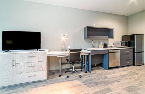Everglades City Hotel | Modern Queen ADA Hotel Suite
