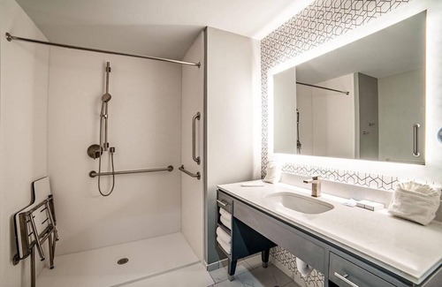 Everglades City Hotel | Modern Queen ADA Hotel Suite