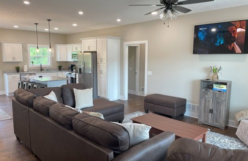 Elizabethtown House | Modern, Quiet, & Comfortable Stay - Near E-Town Sports Park, BluOval SK & Eats!