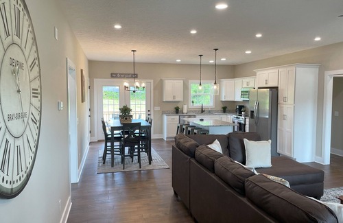 Elizabethtown House | Modern, Quiet, & Comfortable Stay - Near E-Town Sports Park, BluOval SK & Eats!