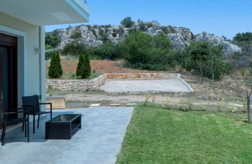 Pitharion House | Modern & Quiet on the Hill
