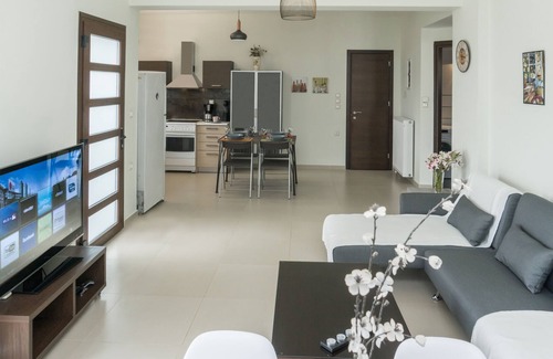Pitharion House | Modern & Quiet on the Hill