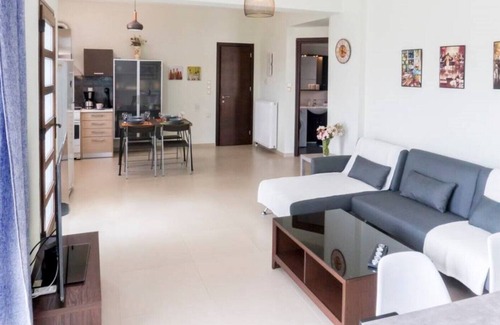 Pitharion House | Modern & Quiet on the Hill