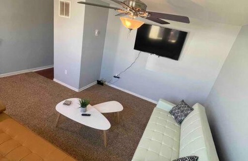 Southend House | Modern & Recently Renovated Beach house. Sleeps 6