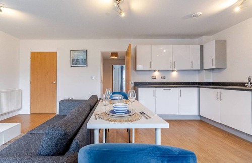 Havering Apartment | Modern & Relaxing 2 Bed Flat with Balcony, Easy London Access