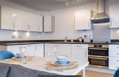 Havering Apartment | Modern & Relaxing 2 Bed Flat with Balcony, Easy London Access