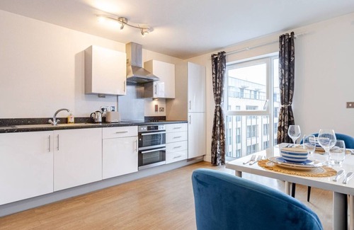 Havering Apartment | Modern & Relaxing 2 Bed Flat with Balcony, Easy London Access