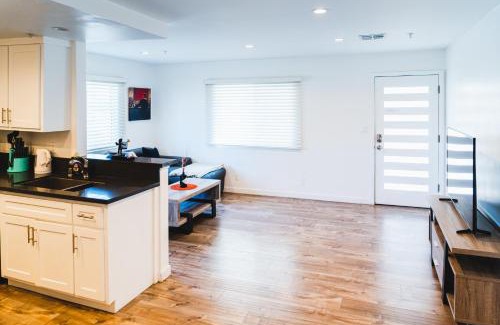 Wilshire Apartment | Modern Remodeled 1-Bedroom Close to Hollywood walk of fame with parking
