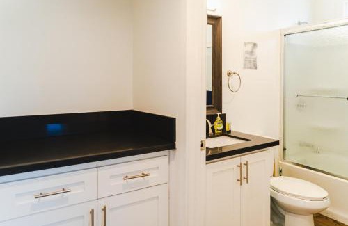 Wilshire Apartment | Modern Remodeled 1-Bedroom Close to Hollywood walk of fame with parking