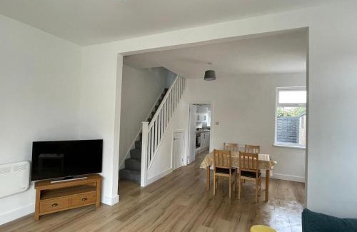 North Ferriby House | Modern, renovated 3 bed home near railway station