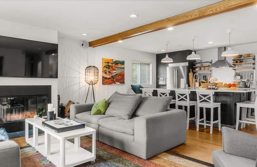 Richmond House | Modern, Renovated Lakefront Escape