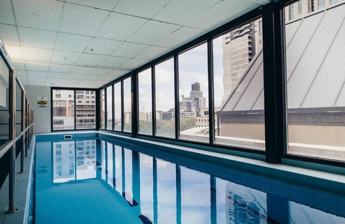 Melbourne Central Business District Apartment | Modern Resort-style Stay near Queen Vic Market