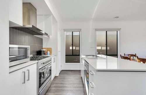 Mount Cottrell House | Modern Retreat 3BR Family Home