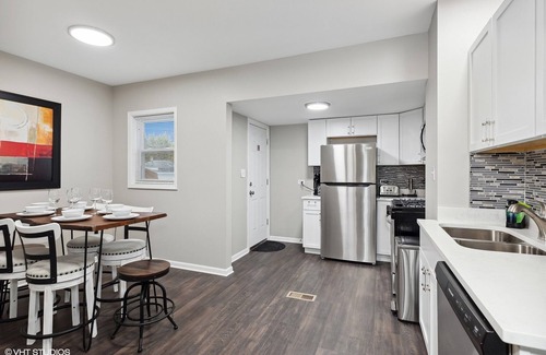 Brookfield House | MODERN RETREAT-DOUBLE LOT W/PERGOLA-FIRE PIT-GAME ROOM-5 MIN TO BROOKFIELD ZOO