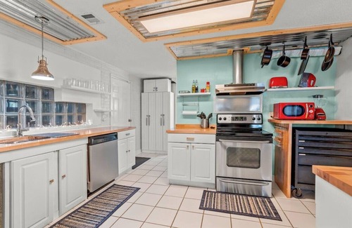 High Point House | Modern Retreat, Hot Tub, Bar, Patio, Family