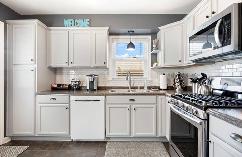 Watterson Park House | Modern Retreat in Central Louisville - Sleeps 10 - Ideal for Families & Groups