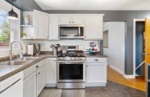 Watterson Park House | Modern Retreat in Central Louisville - Sleeps 10 - Ideal for Families & Groups
