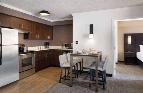 Raisin Hotel | Modern Retreat in Central Fresno! Outdoor Pool, Pets Allowed, Full Kitchen!